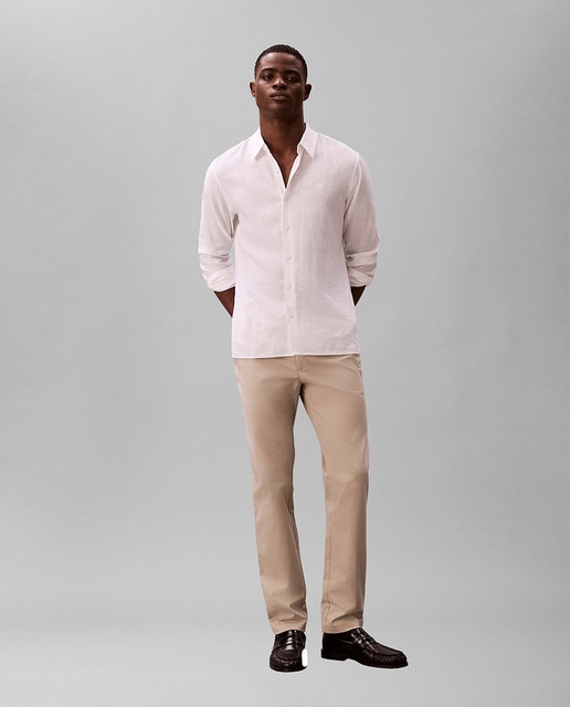 Calvin Klein - Pantalón chino Hombre satinado ajustado.