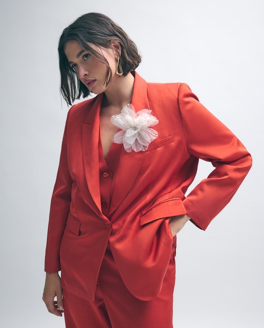 Couchel - Blazer de mujer satinada con flor.