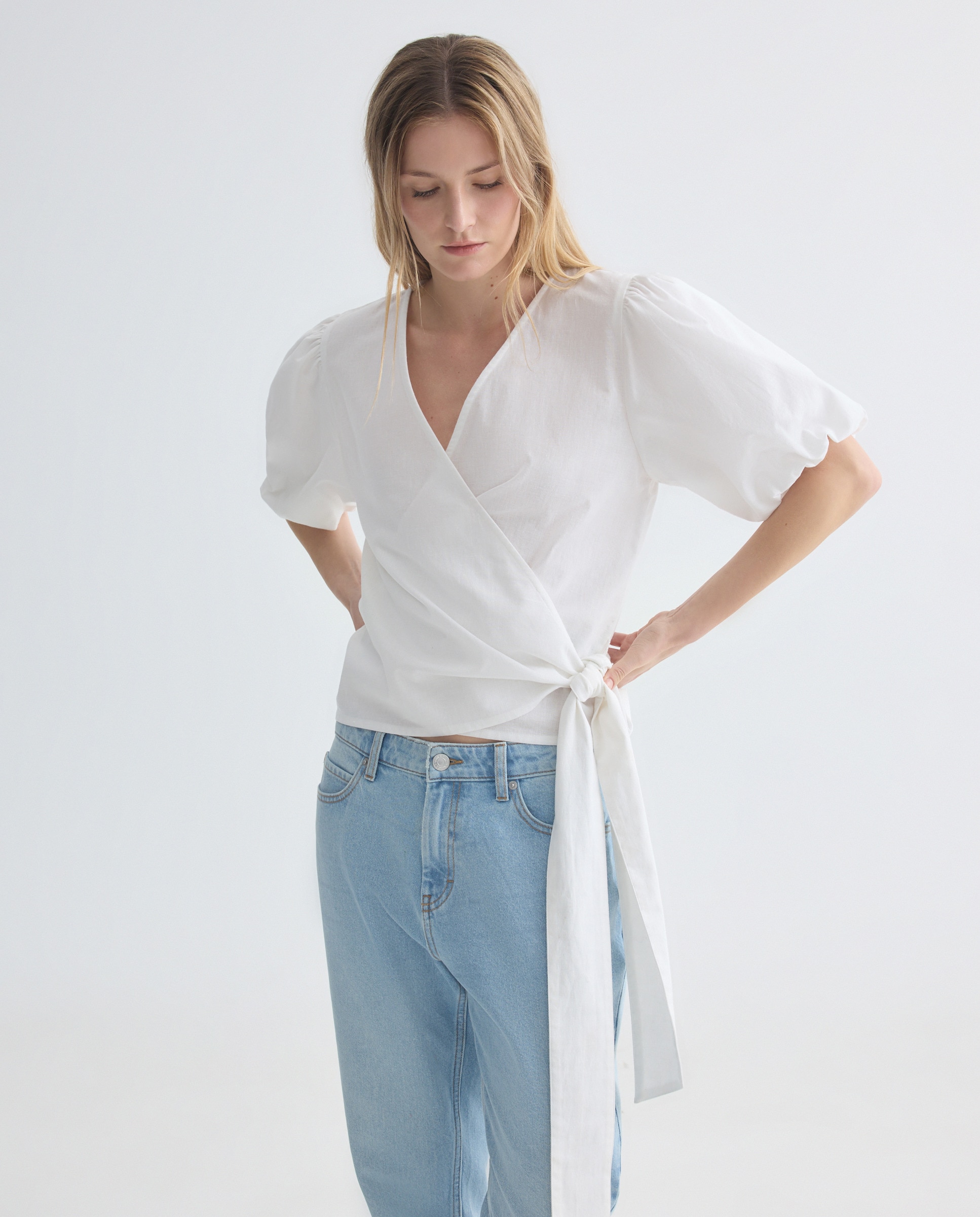 Blusa de mujer cruzada con manga abullonada Blanco-1