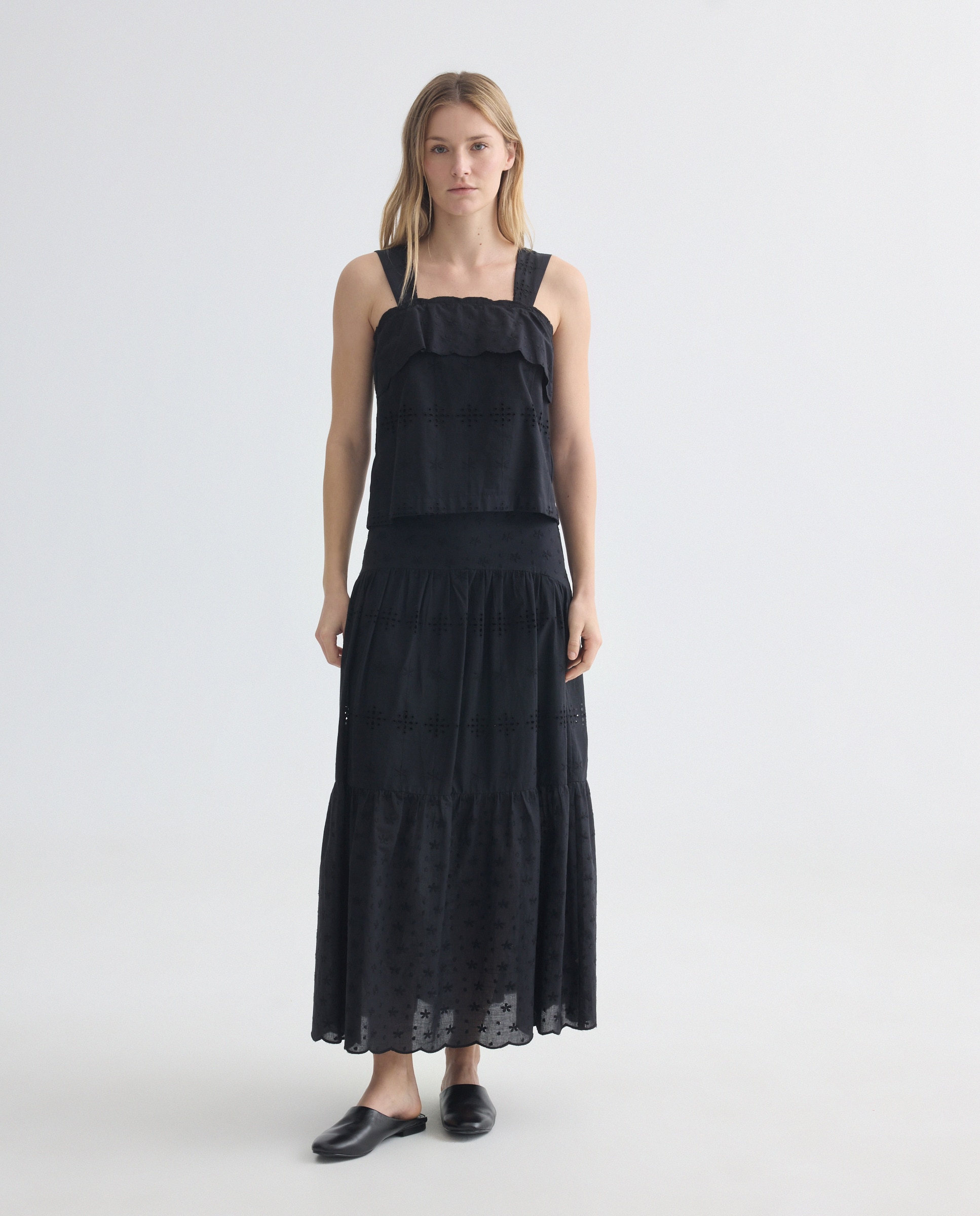 Imagen 0 de Falda de mujer bordada total look
