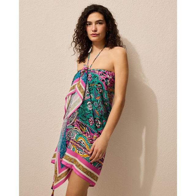 Énfasis - Pareo de mujer con estampado de flores.