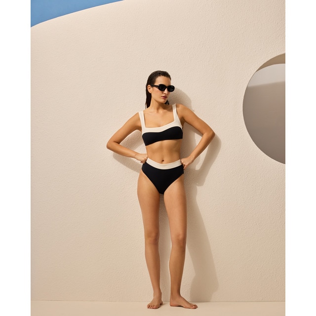 Énfasis - Braga de bikini reductora alta bicolor.