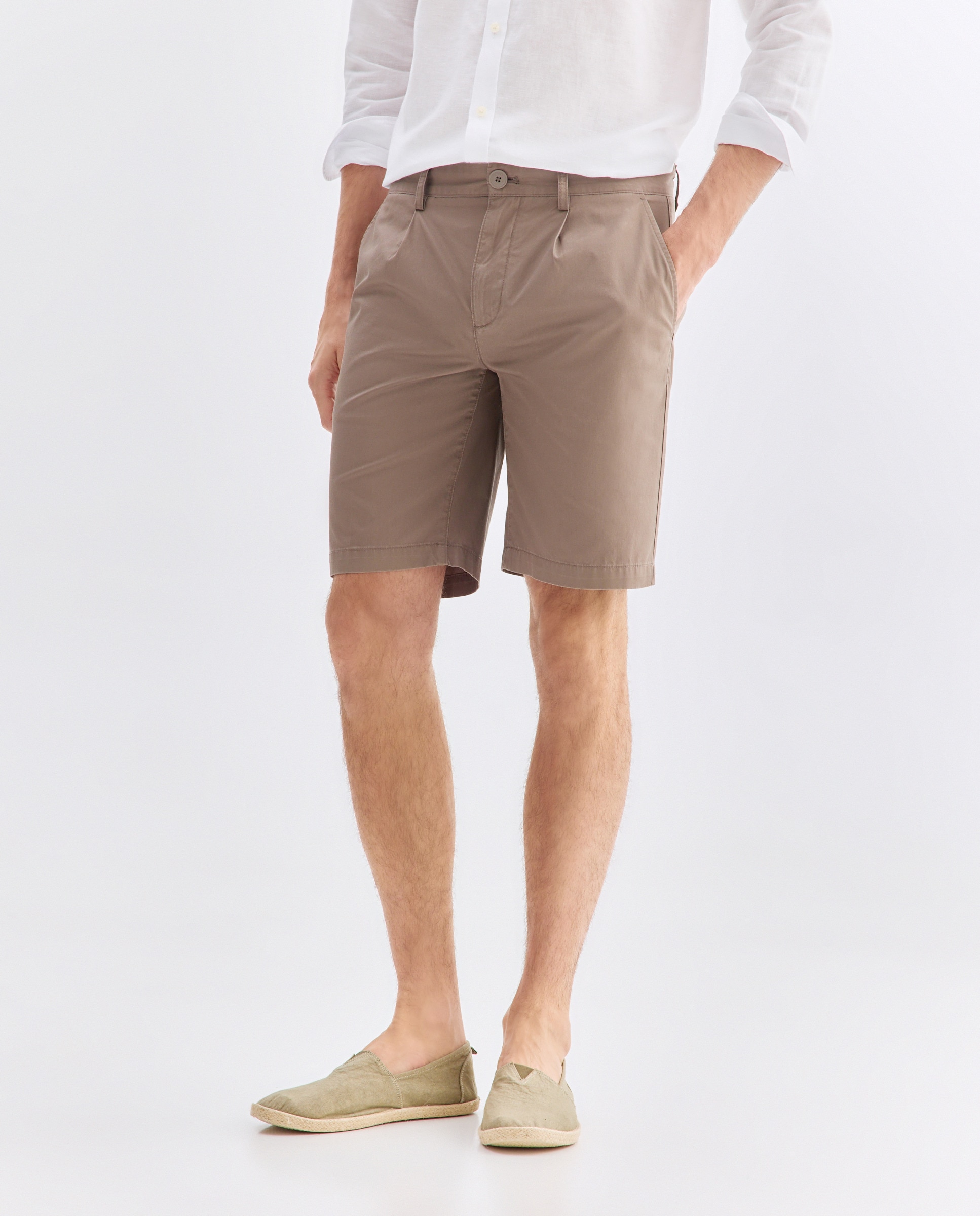 Bermuda hombre chino con pinzas Marrón-2
