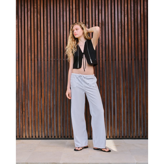 Green Coast - Pantalón gomas de mujer con tachas.