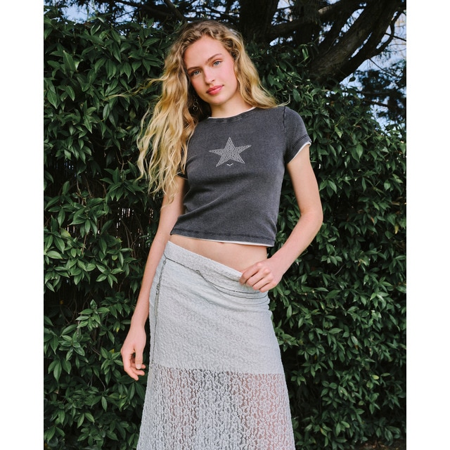 Green Coast - Camiseta delavada de mujer con estrellas y tachas.