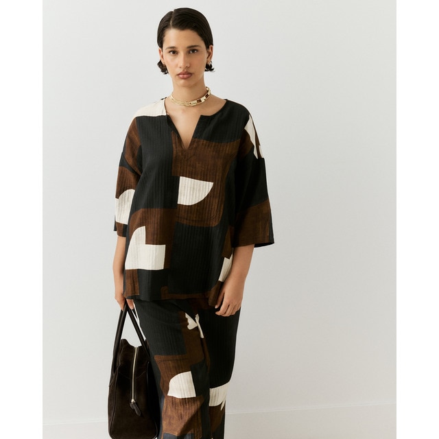 Couchel - Blusón con manga francesa estampado de mujer.