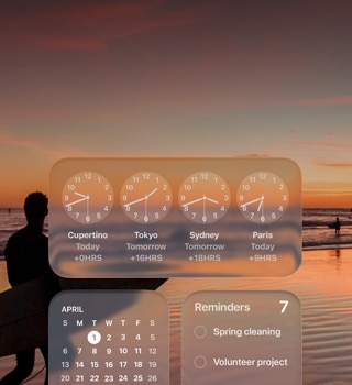 Pantalla de macOS Tahoe y widgets de Reloj, Calendario, Recordatorios y Tiempo en Liquid Glass sobre una imagen de un surfista en la playa al atardecer