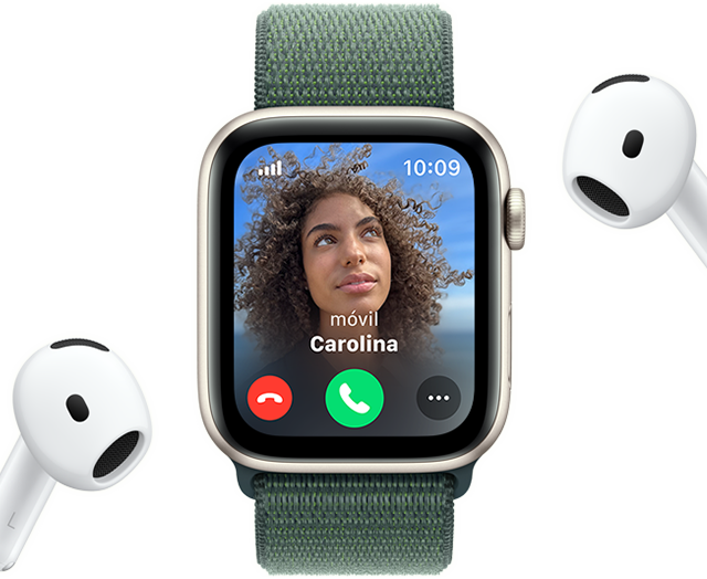 Un Apple Watch SE con una llamada entrante al lado de unos AirPods